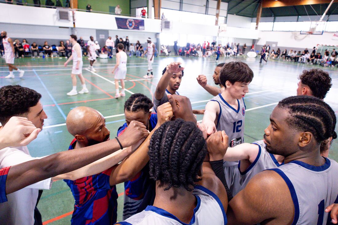 Joueurs du Beauvais Wolf Basketball se saluant en cercle avant un match