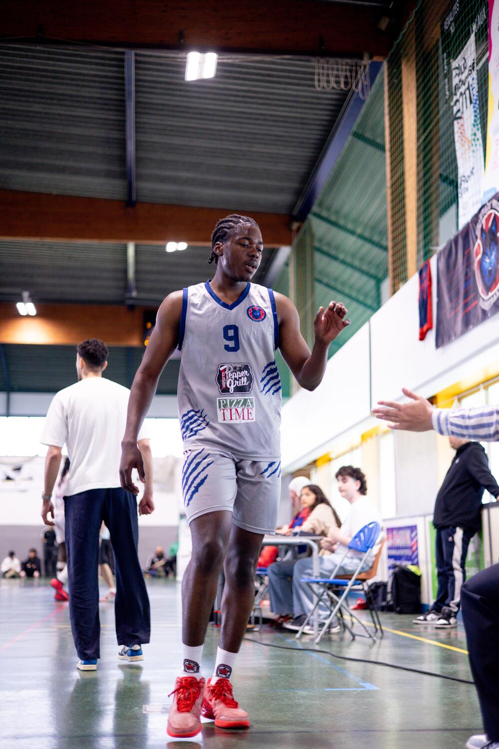 Joueur du Beauvais Wolf Basketball portant le maillot floqué des sponsors du club