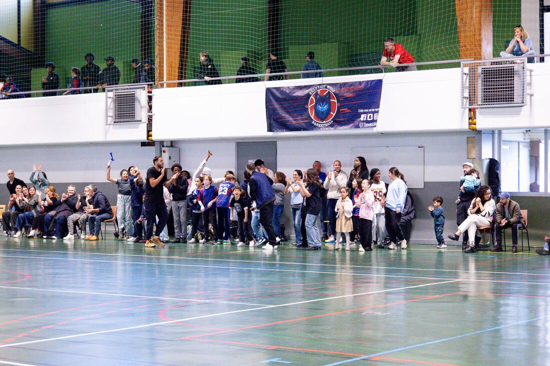Public du Beauvais Wolf Basketball dans les tribunes du gymnase Léo Lagrange pendant un match