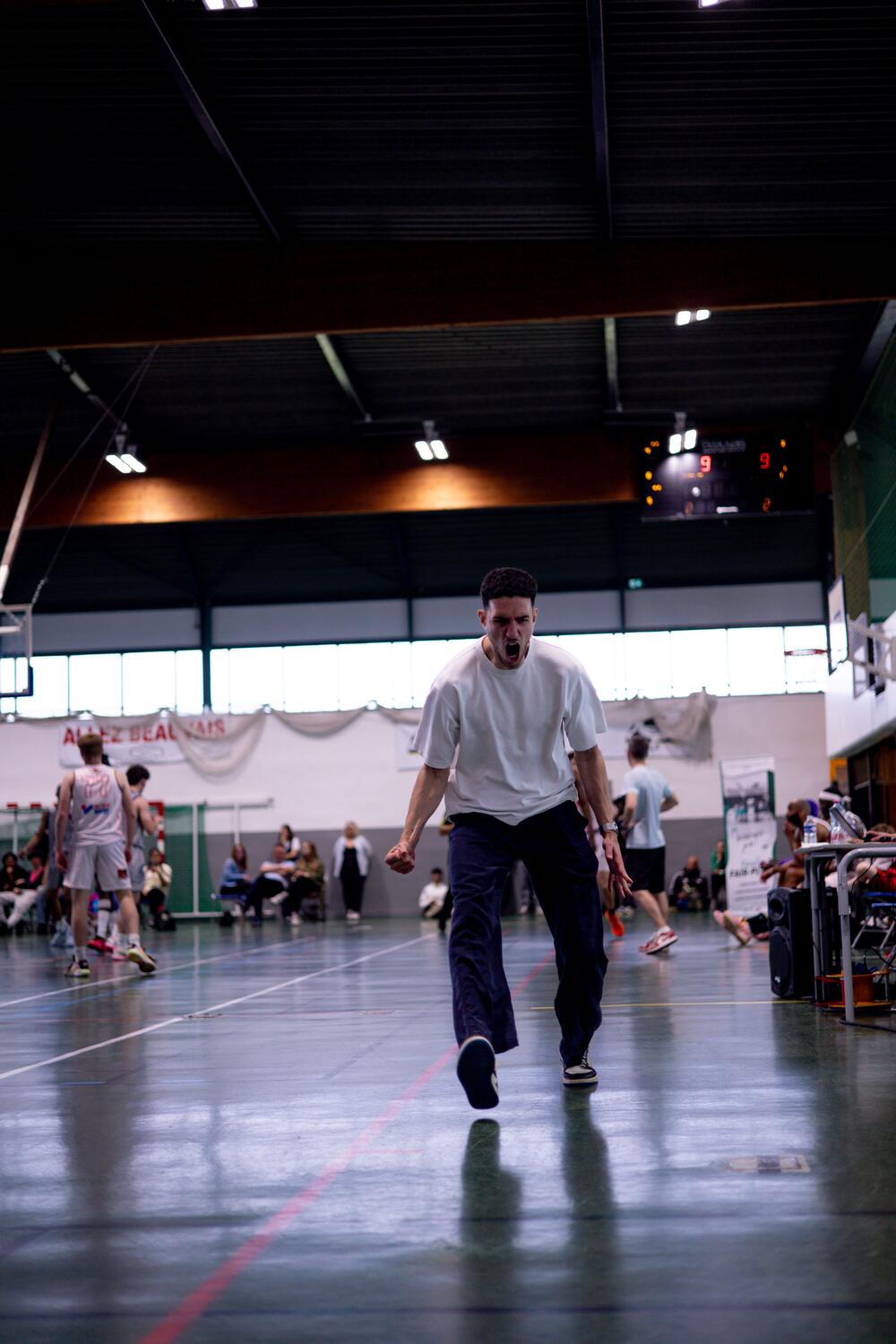 Joueur du Beauvais Wolf Basketball exultant après une action, tableau d'affichage 9-9