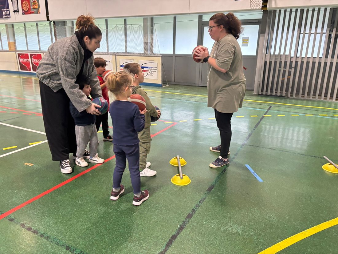 Séance de micro-basket avec les tout-petits au gymnase
