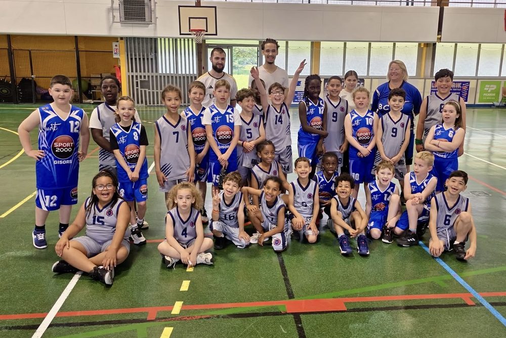 Groupe d'enfants du mini-basket, bras levés