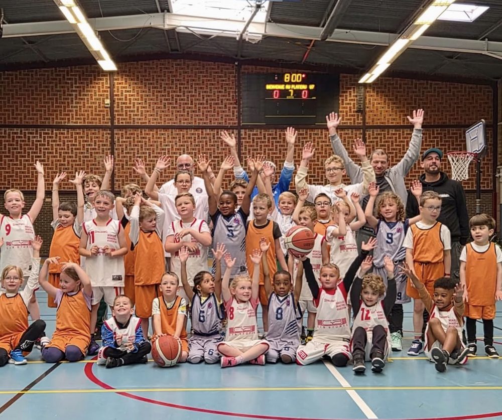 Rencontre de mini-basket entre plusieurs équipes