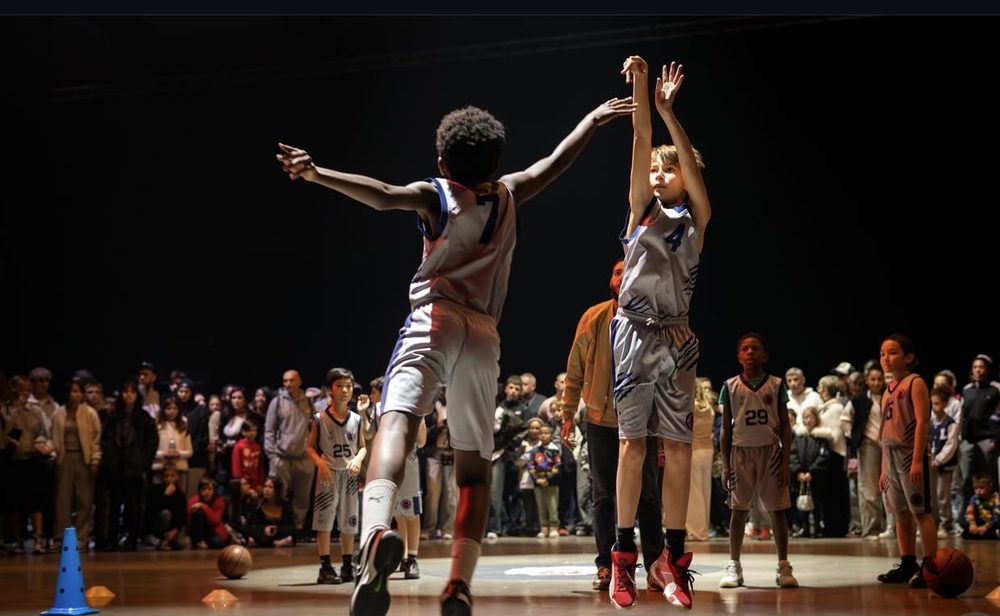 Jeune joueur au tir lors d'un plateau mini-basket